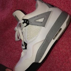 Retro Jordan 4 Cements